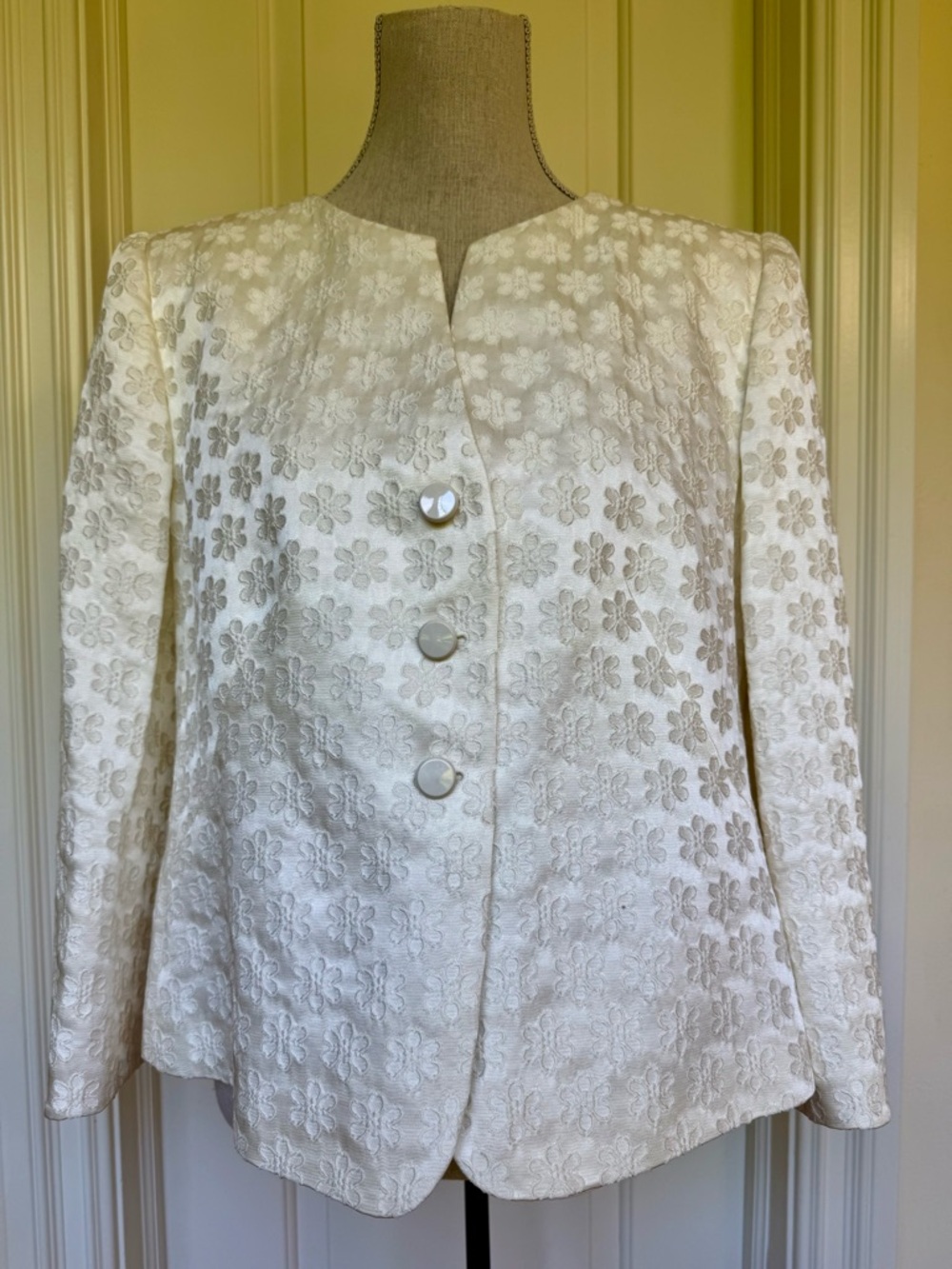 Armani COLLEZIONI Classic Elegant Collarless Ivory Blazer Jacket 16